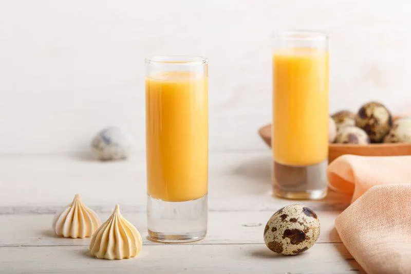 Zdjęcie Najlepsze drinki z likierem jajecznym, które zachwycą Twoich gości
