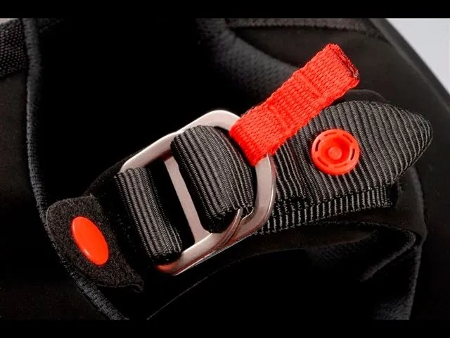 Zdjęcie Jak zapiąć kask motocyklowy - unikaj błędów i zapewnij bezpieczeństwo