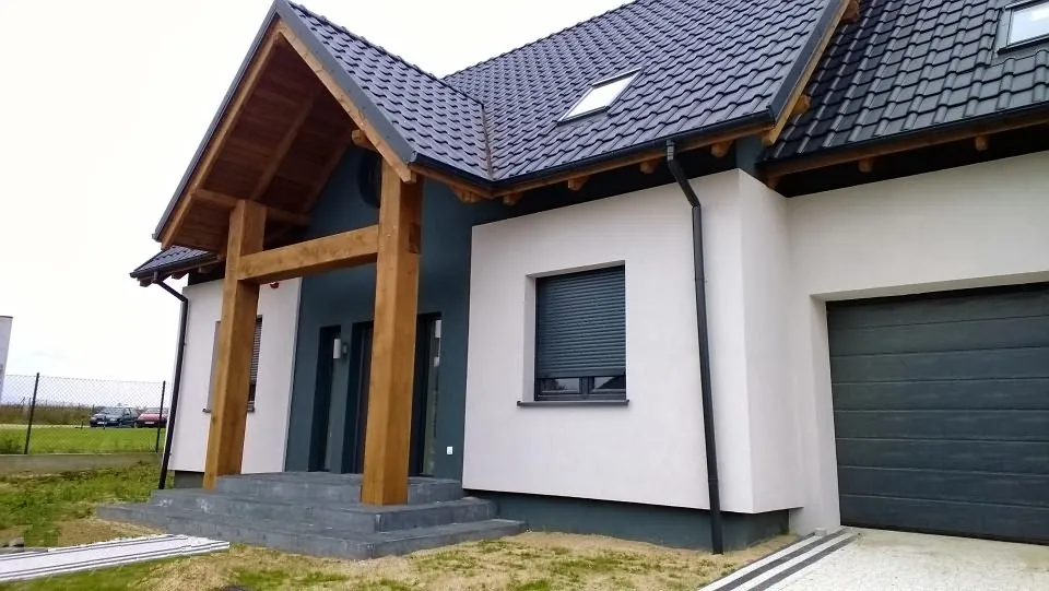 Zdjęcie Elewacja biała z grafitem: elegancki i nowoczesny design domu