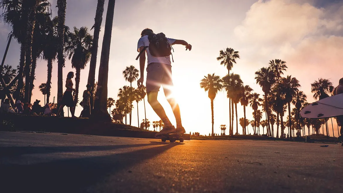 Zdjęcie Co lepsze: longboard czy deskorolka? Kluczowe różnice i wybór