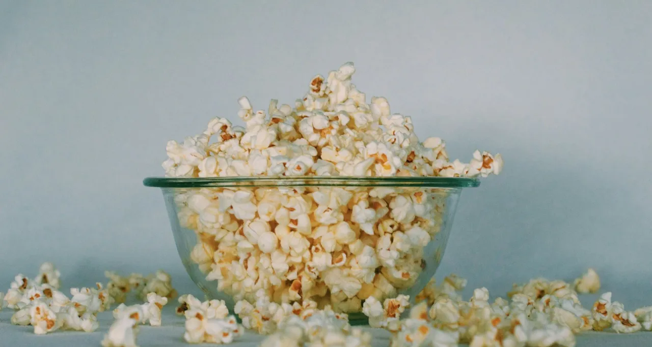 Zdjęcie Czy pies może jeść popcorn? Poznaj bezpieczne zasady karmienia pupila