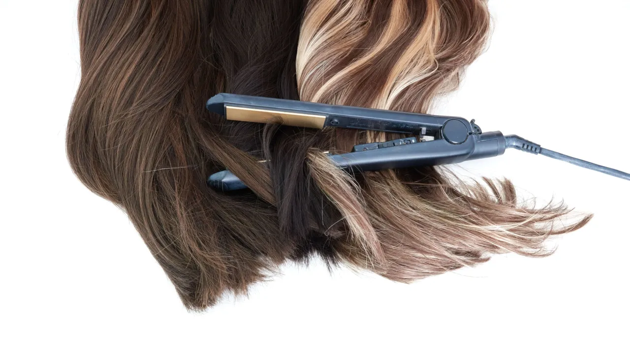 Prostownica tworzy piękne fale na ciemnych i blond włosach. Dowiedz się, jak zrobić falowane włosy.