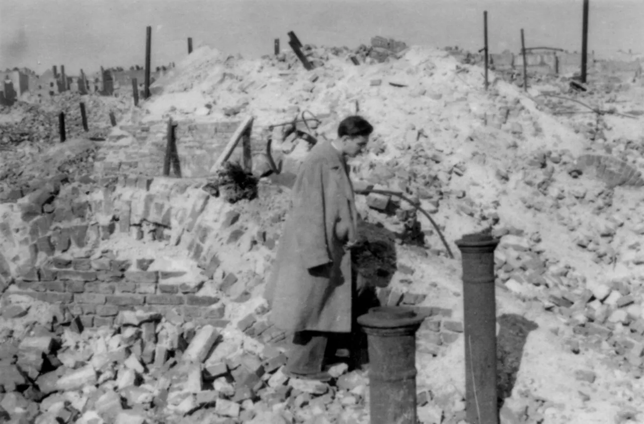 Mężczyzna w płaszczu wśród ruin. Bohaterowie zdążyć przed panem bogiem, szukając nadziei w zniszczonym świecie.