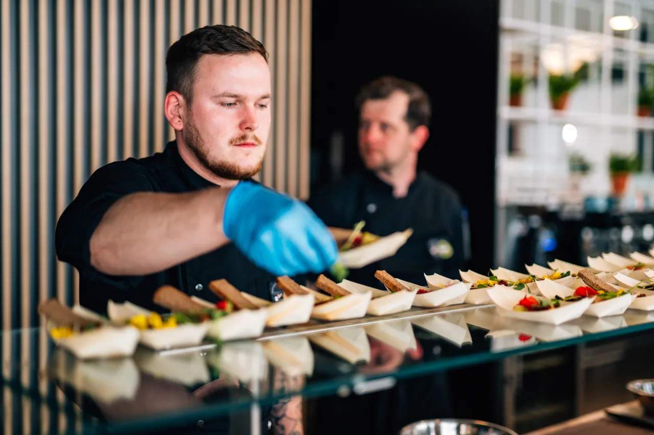 Live cooking catering lub bar tematyczny na evencie