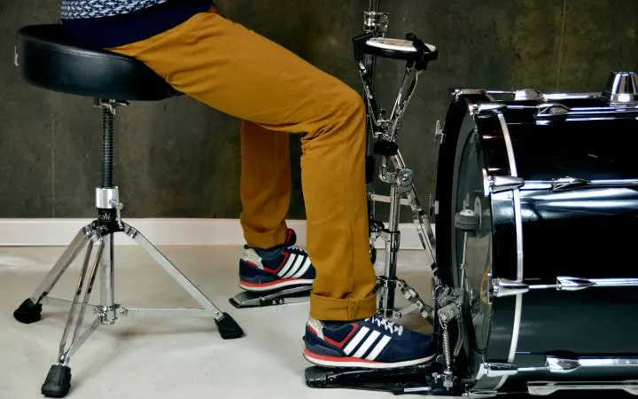 perkusista na stołku perkusyjnym prawidłowa postawa