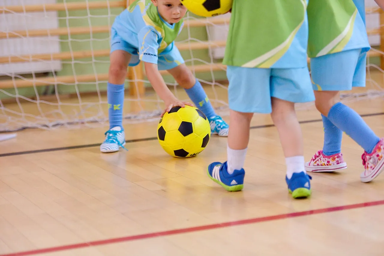 dzieci grające w piłkę nożną na treningu w Łodzi