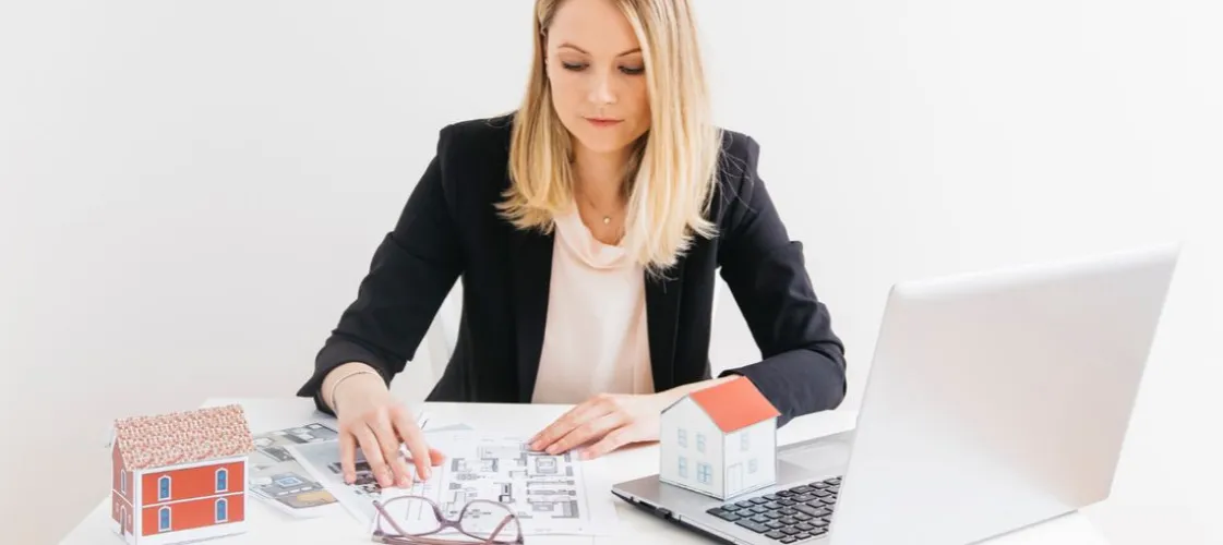 rzeczoznawca majątkowy przy pracy