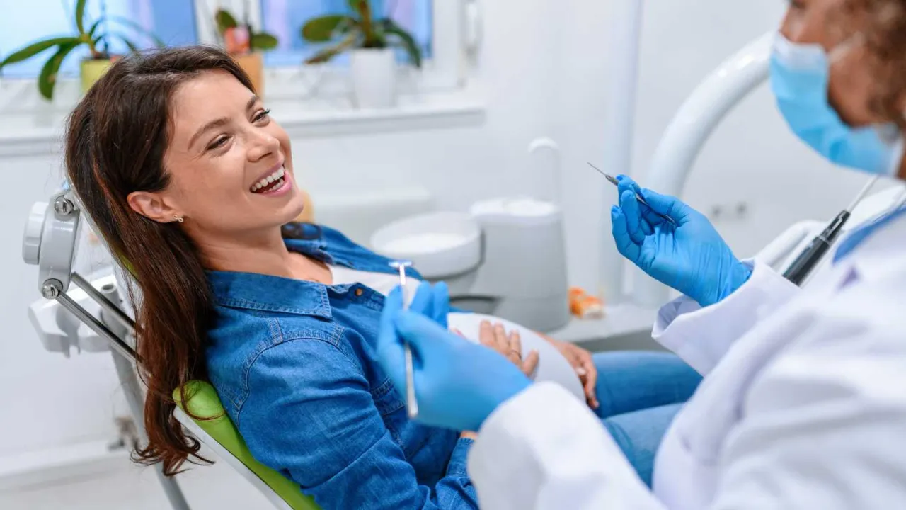 dentysta rozwiewa obawy, kobieta w ciąży uśmiecha się