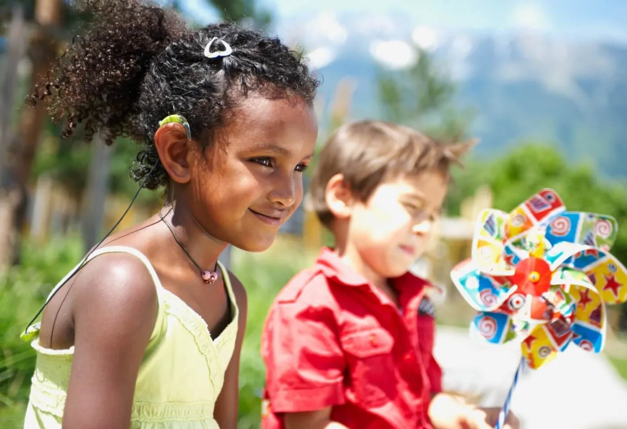 dziecko z implantem ślimakowym uśmiechnięte