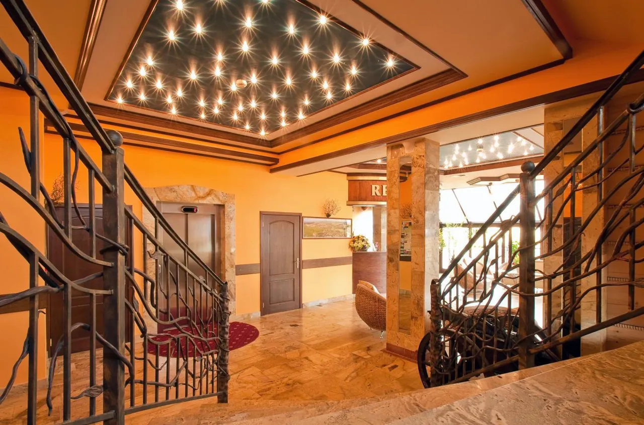 Skalny Dworek Nowy Targ z zewnątrz, architektura góralska