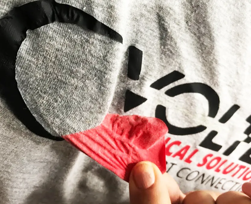 usuwanie naklejki z bluzy żelazkiem