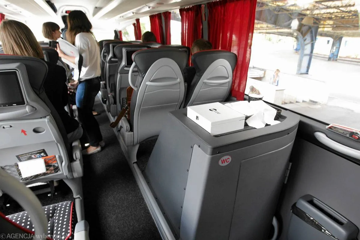 autobus Lux Express na dworcu autobusowym w Polsce