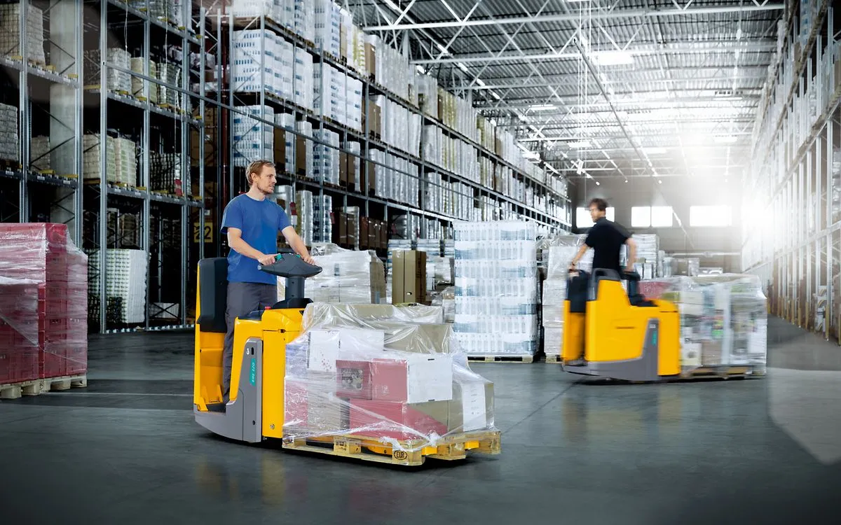 Nowoczesny magazyn logistyczny z wózkami widłowymi