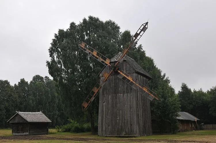 Skansen w Holi chałupa wiatrak