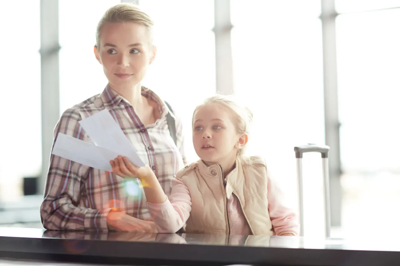 rodzice z dzieckiem w urzędzie paszportowym