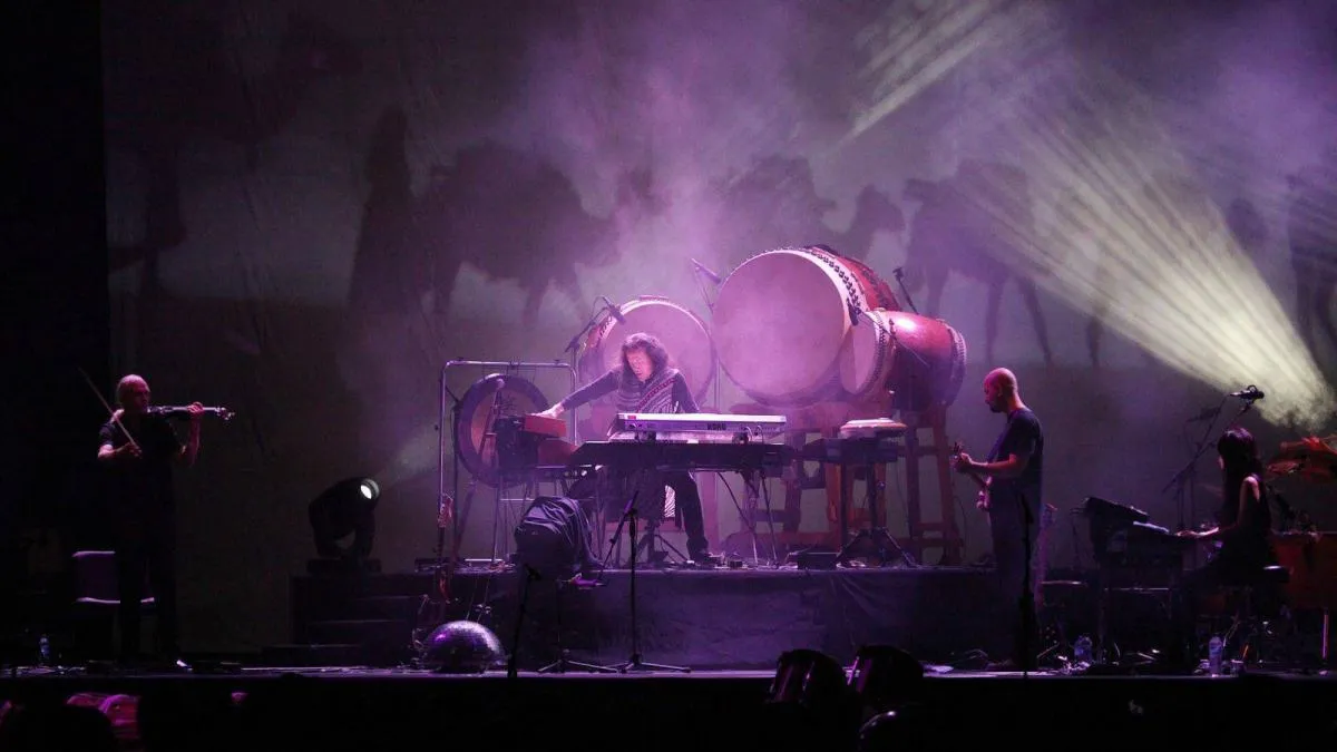 Kitaro na scenie z syntezatorami