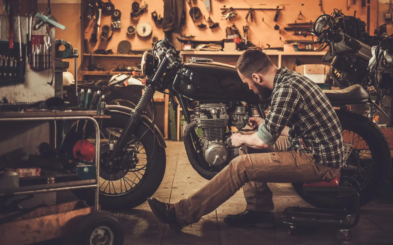 motocykl w garażu przygotowanie do zimy