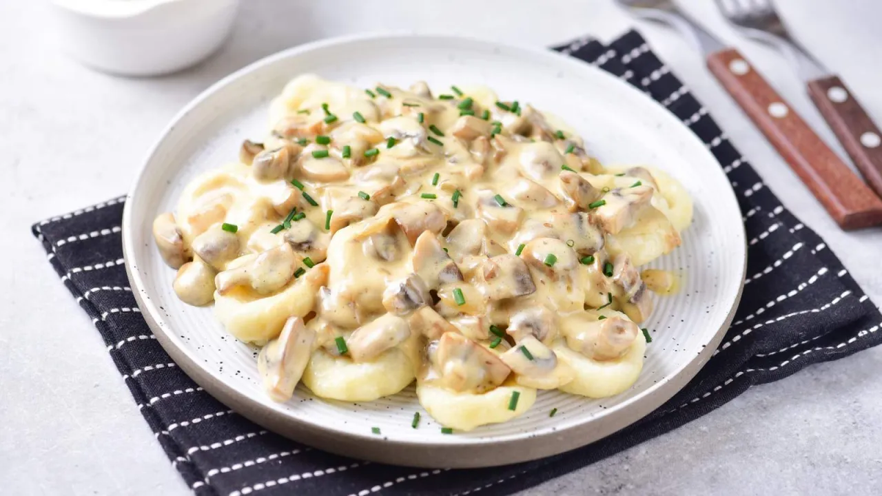 Krojenie pieczarek na desce