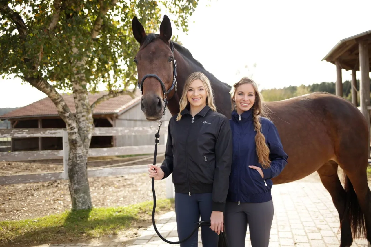 kurtka jeździecka damska na koniu