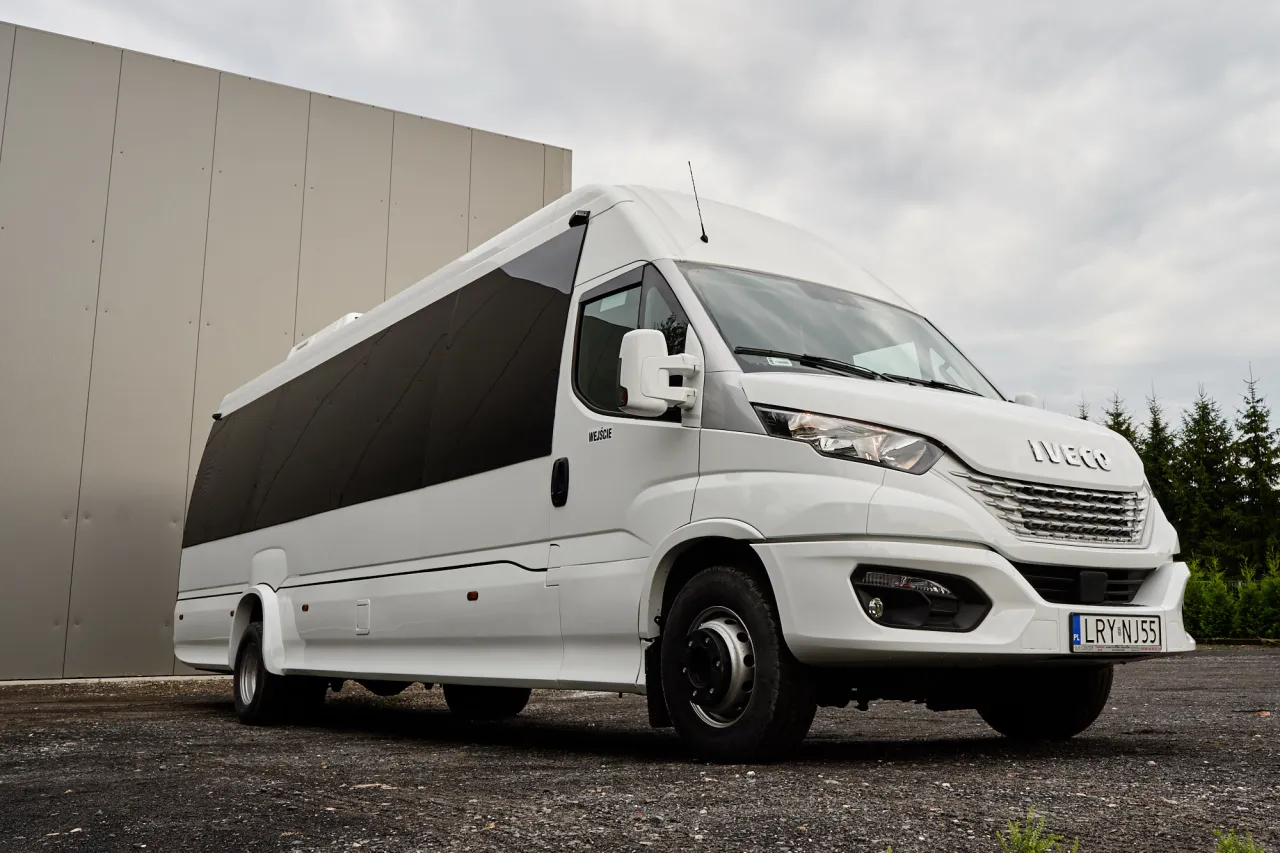 bus odbierający pasażera z domu