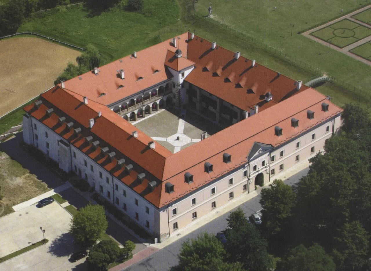 Zamek Kr&oacute;lewski w Niepołomicach, żubry w Puszczy Niepołomickiej