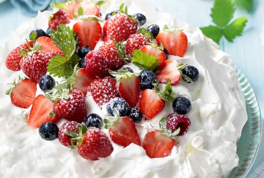 Pavlova fruits rouges, gâteau nuage fromage blanc