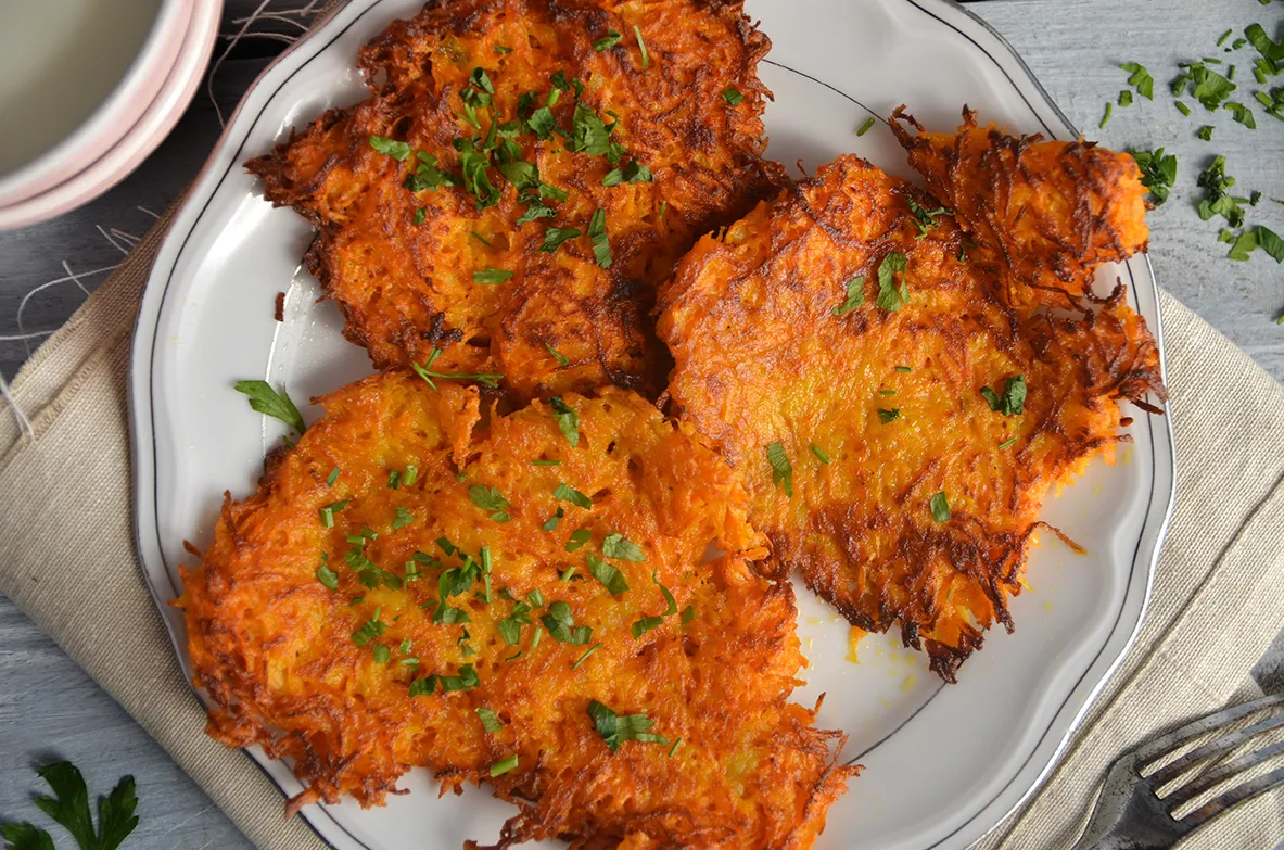 placki marchewkowe na talerzu