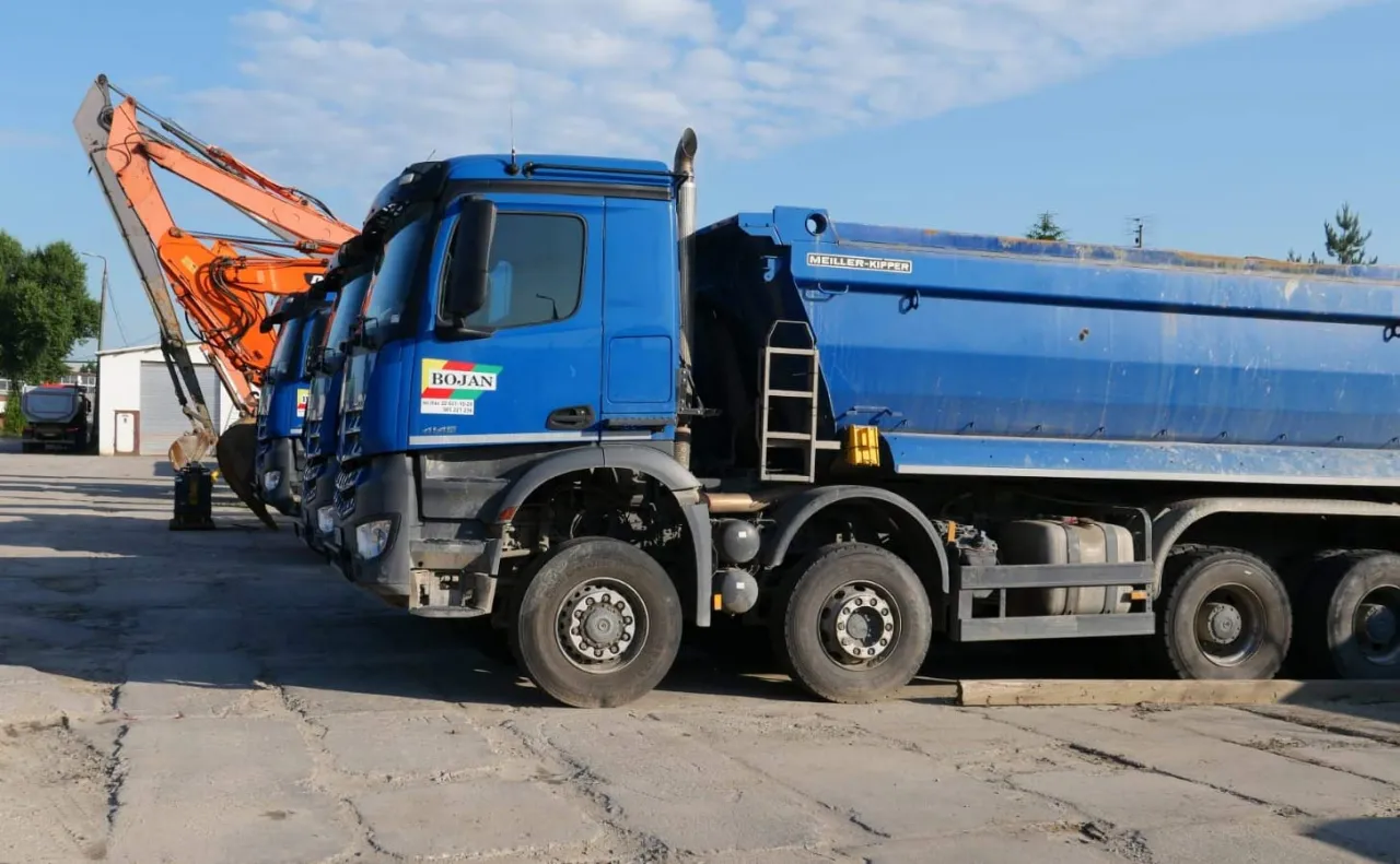 Wywrotka z kruszywem, transport kruszywa na budowę