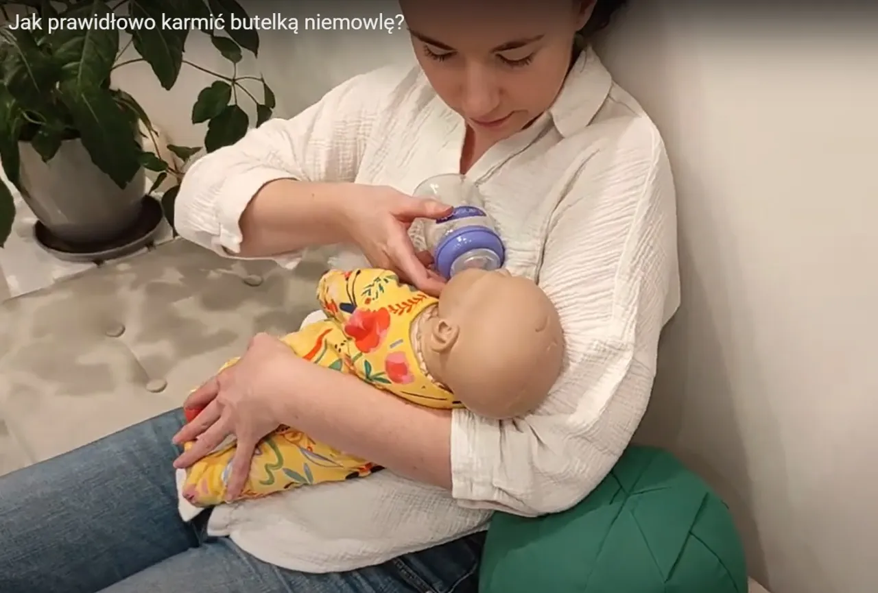 rodzic karmiący niemowlę butelką w odpowiedniej pozycji