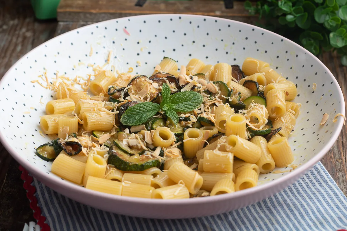 Pasta zucchine e ricotta con menta e pomodorini