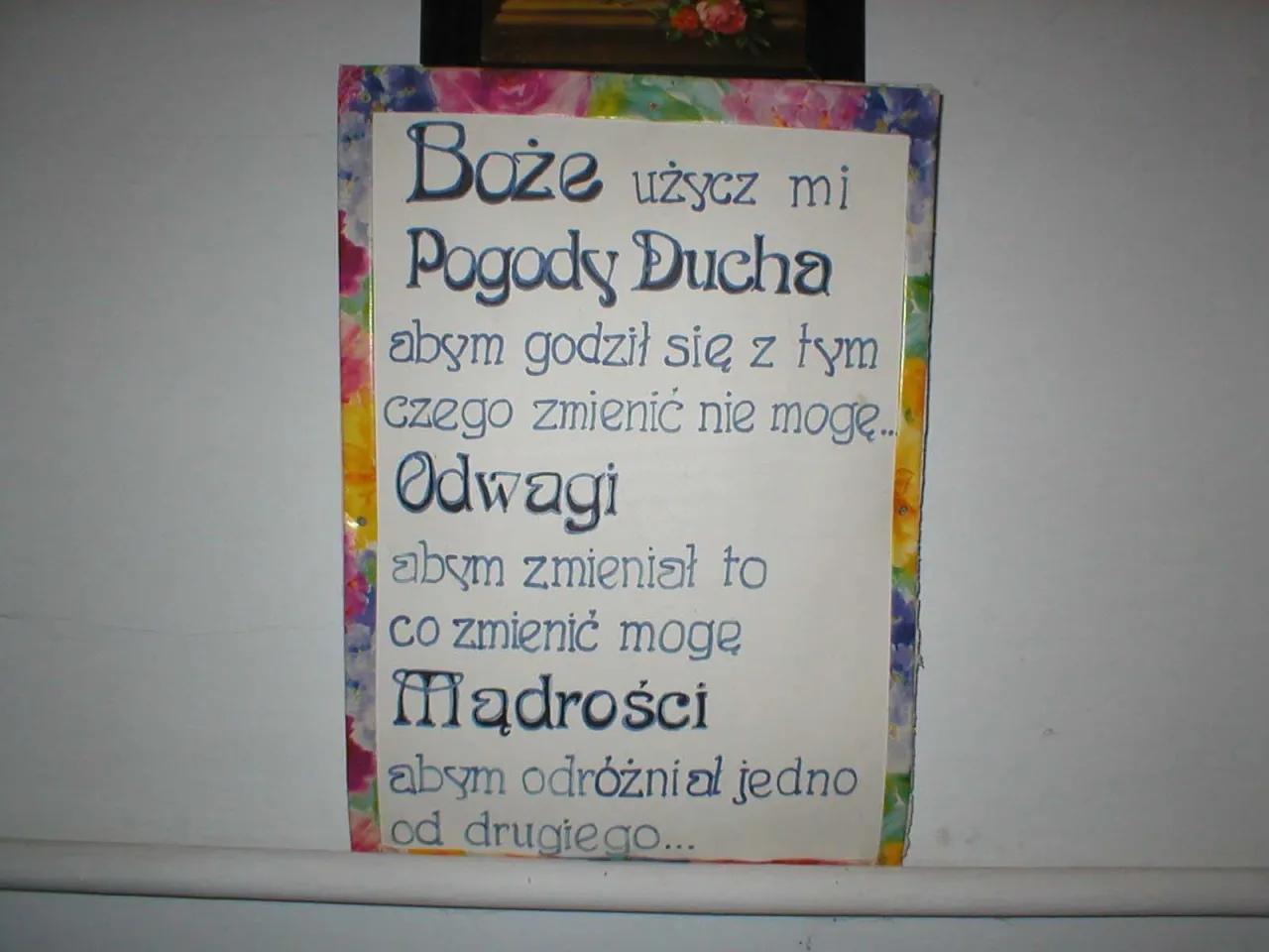 Modlitwa alkoholika wiersz: Boże, użycz mi Pogody Ducha, Odwagi i Mądrości, abym godził się z tym, czego zmienić nie mogę, zmieniał to, co zmienić mogę, i odróżniał jedno od drugiego.