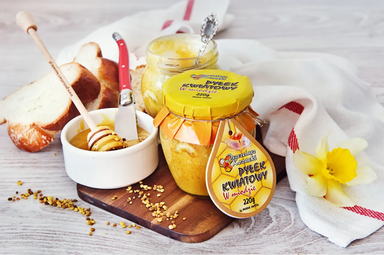 pyłek pszczeli w słoiku z miodem