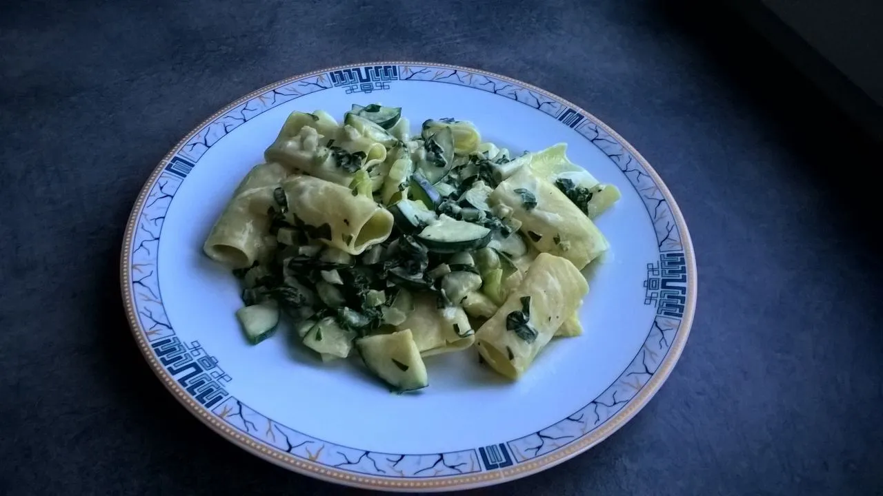 Zdjęcie Makaron z cukinią, szpinakiem, serem ricotta i orzechami włoskimi