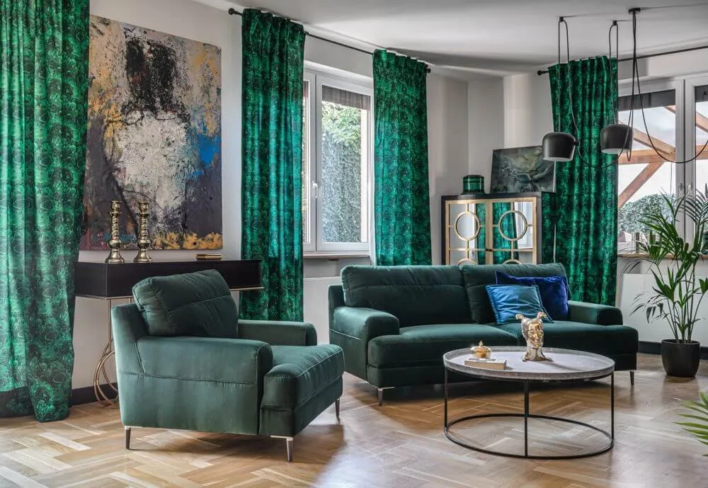 Sofa w butelkowej zieleni i granacie w salonie z meblami wenge