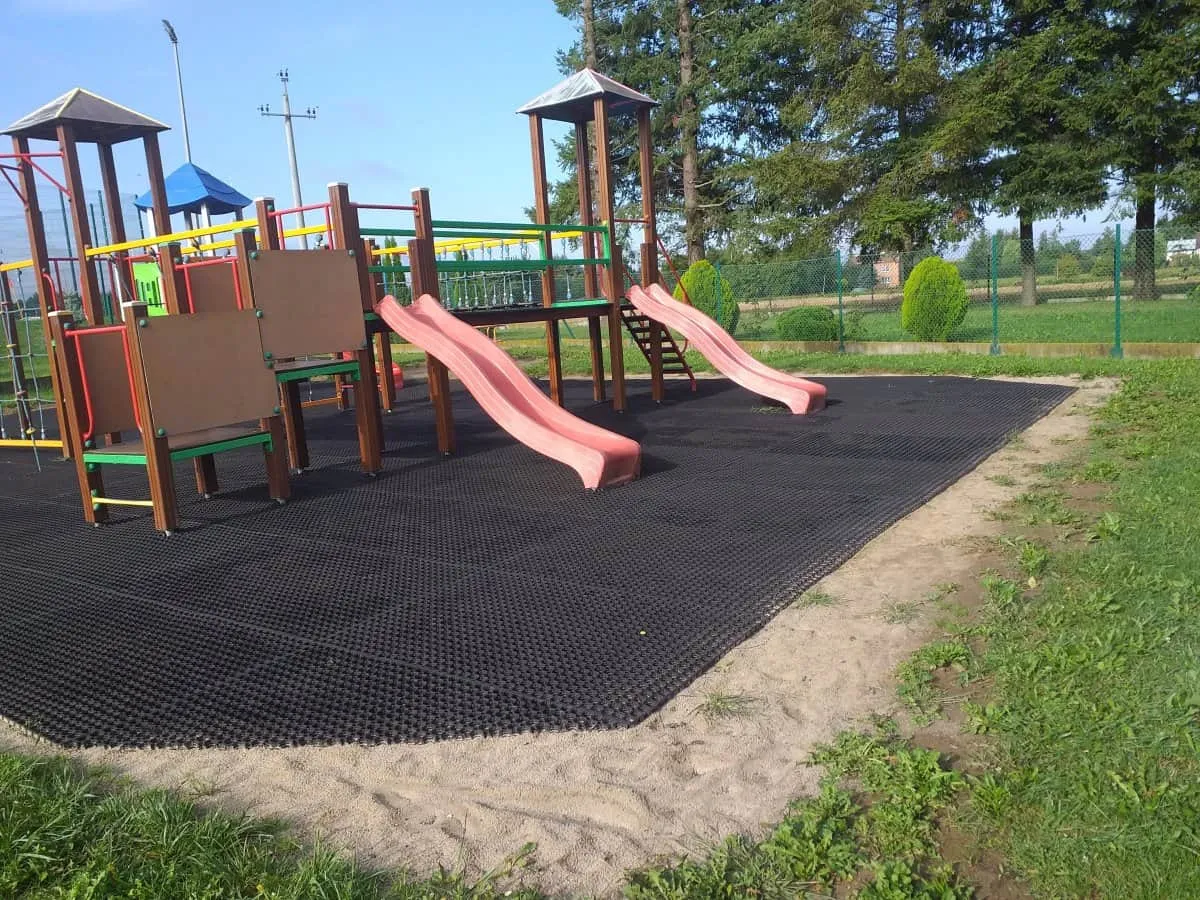 syntetyczne nawierzchnie plac zabaw płyty wylewane maty przerostowe