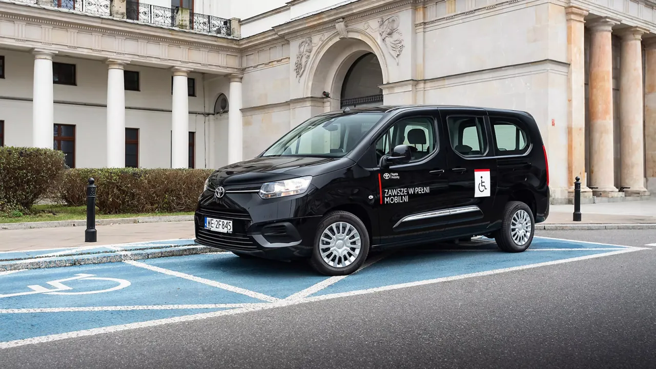 Czarny van Toyota z oznaczeniem 