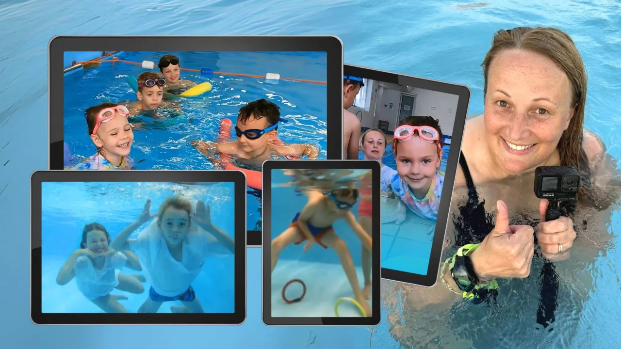 Uśmiechnięta instruktorka pływania z kamerą GoPro w basenie. Na tabletach widać dzieci uczące się pływać. Dowiedz się, ile kosztuje nauka pływania dla dzieci.