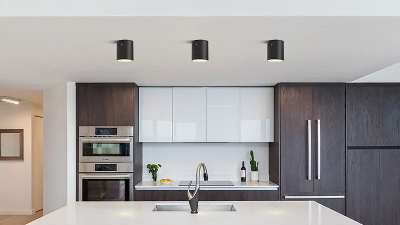 różne typy oświetlenia sufitowego w kuchni