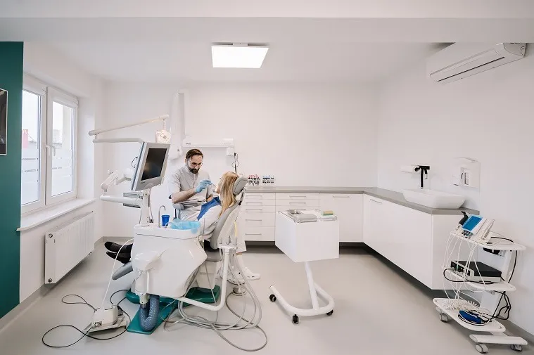 nowoczesny gabinet stomatologiczny z dentystą