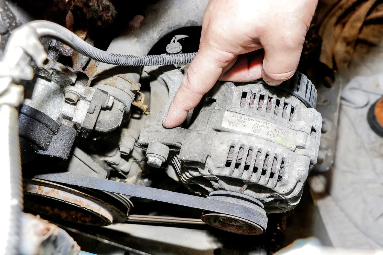 uszkodzony pasek klinowy alternatora