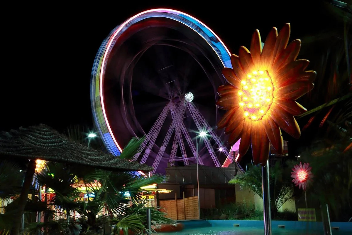 Parc d'attractions ambiance estivale nocturne Marseillan