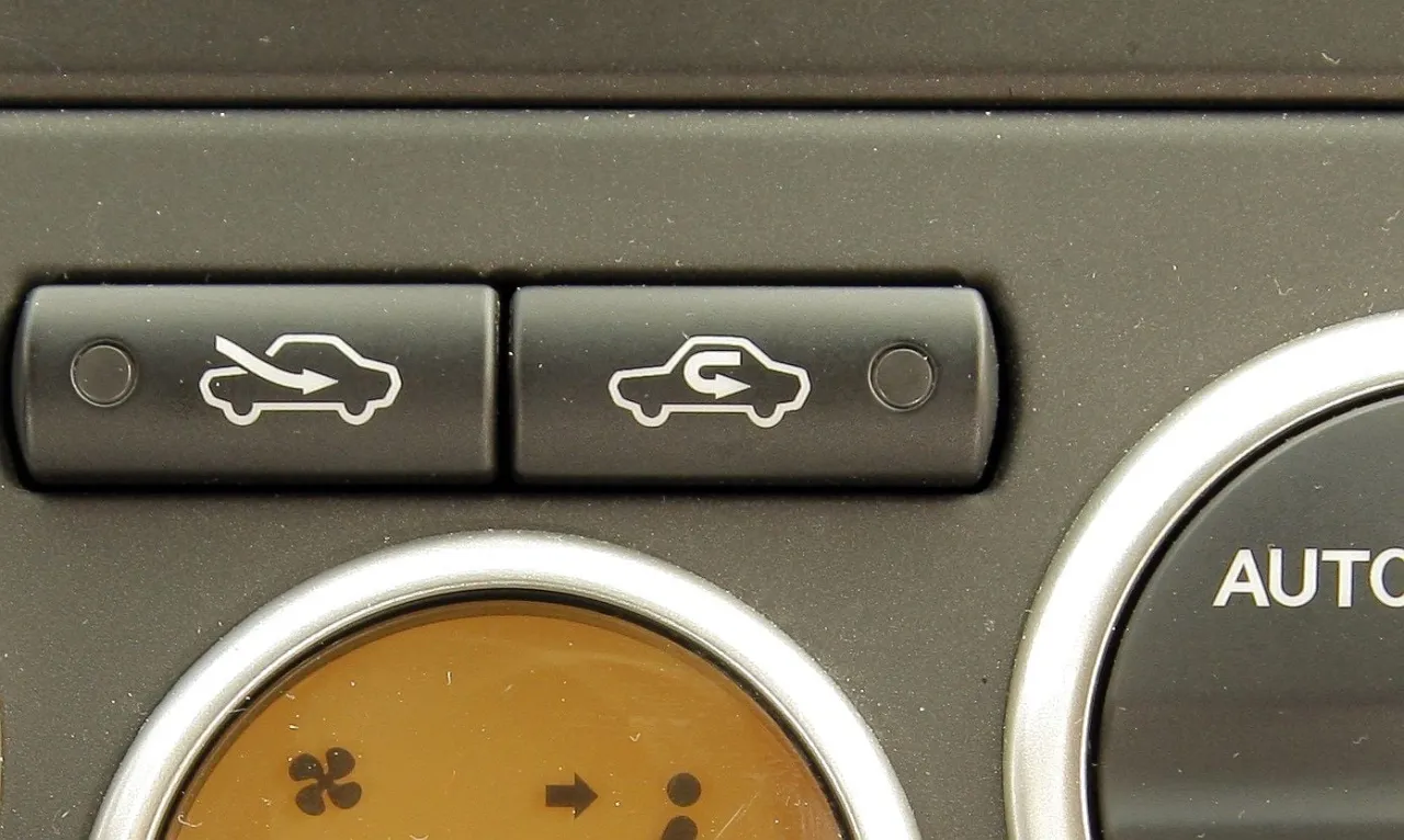 przycisk recyrkulacji powietrza w samochodzie