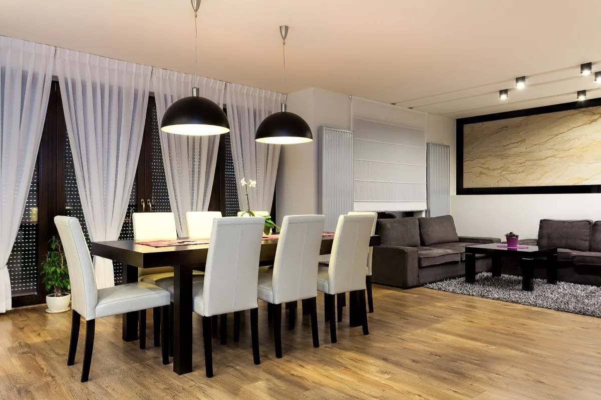 czarny stół jasne krzesła, czarny stół czarne krzesła