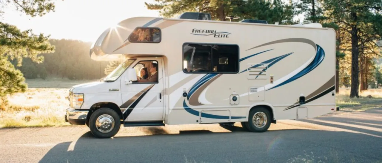 r&oacute;żne typy kamper&oacute;w p&oacute;łzintegrowany integra alkowa