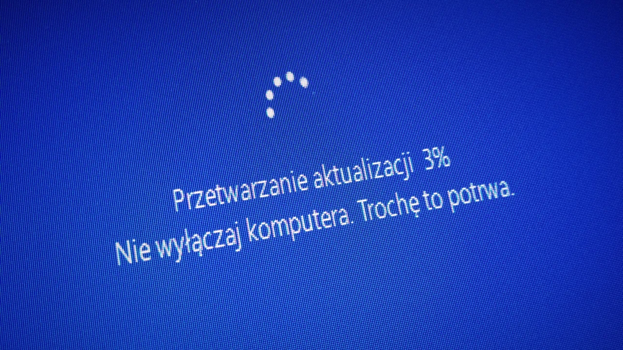 Ekran Windows 10 informuje: