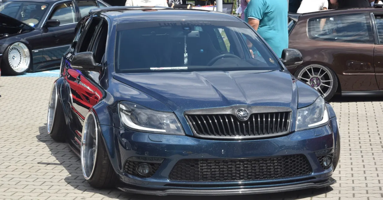 samochód tuningowany na torze i samochód tuningowany na zlocie