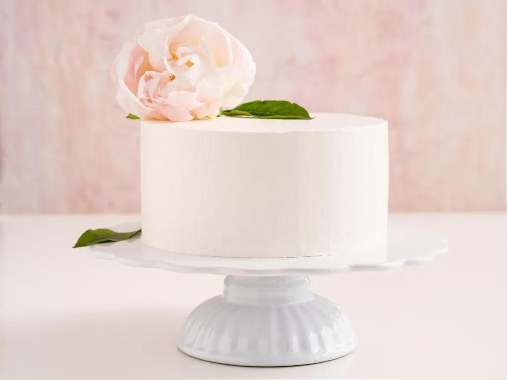 tynkowanie tortu kremem maślanym