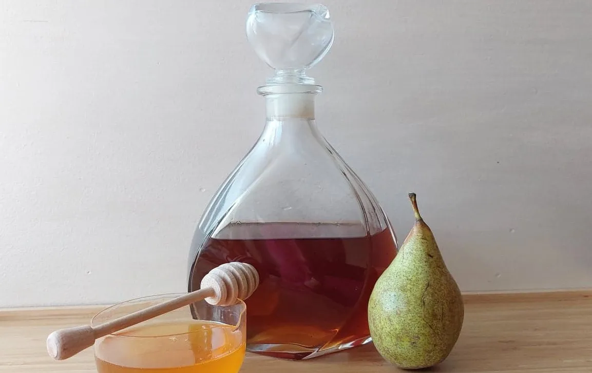 składniki i narzędzia do nalewki gruszkowej