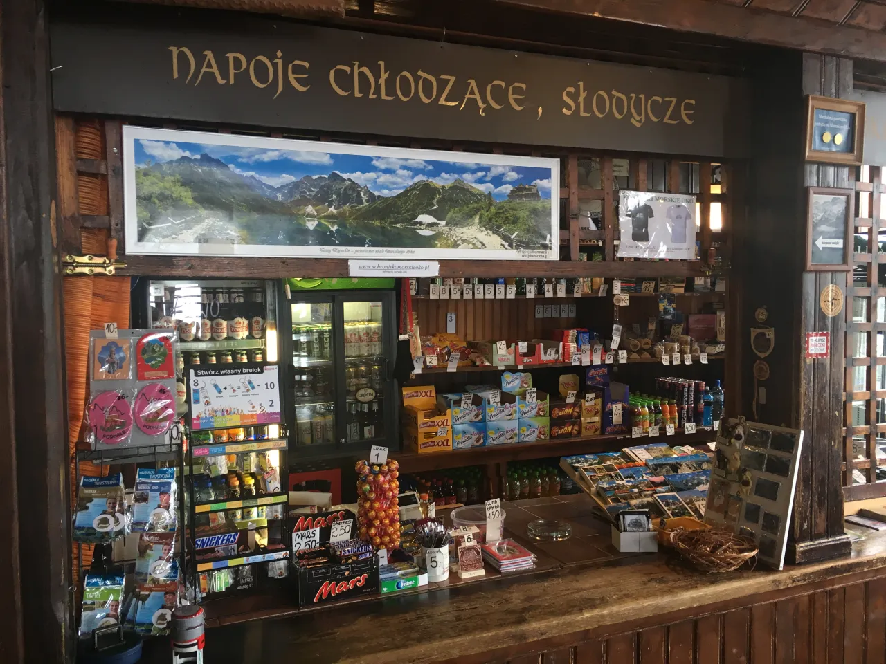 W schronisku nad Morskim Okiem kupisz pamiątki i napoje. Ceny noclegu w schronisku nad Morskim Okiem są różne, warto sprawdzić na stronie.