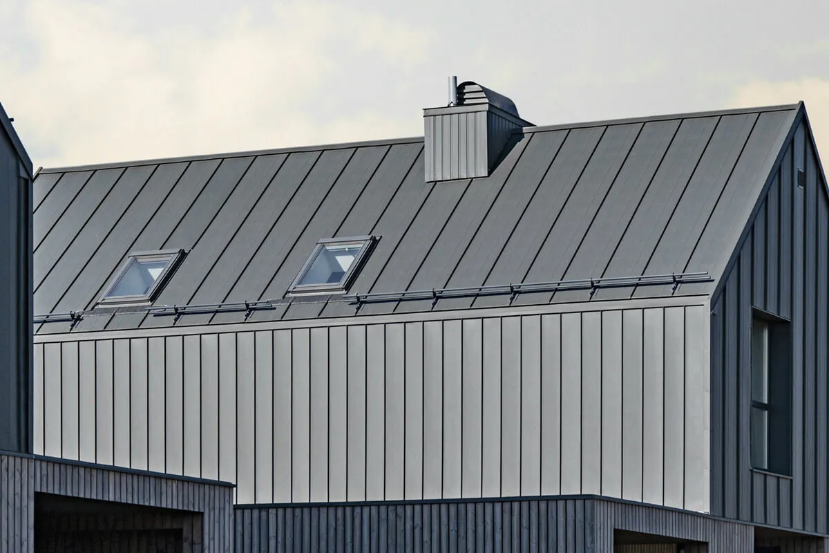 nowoczesny dom z dachem z blachy płaskiej na rąbek